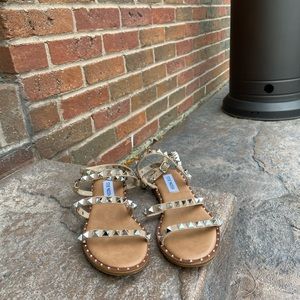 NEVER WORN! Steve Madden Travel sandal, tan, size 5.5M.  Like new condition!
